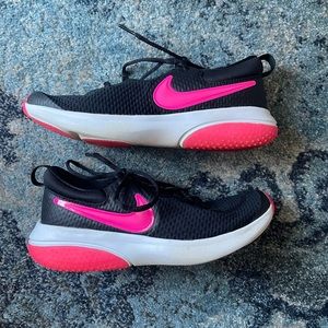 Girls Nike shoes size 5 youth